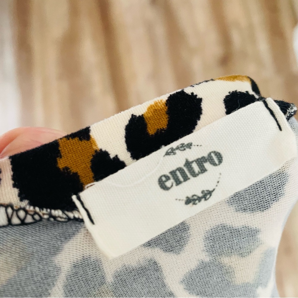 Entro Animal Print Colorblock V Neck Long Sleeve Top - Picture 7 of 8